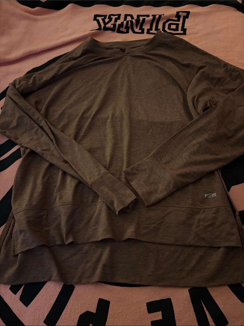 SOFT, THUMBHOLES Long-Sleeve Crew Neck Top in Reddish Brown